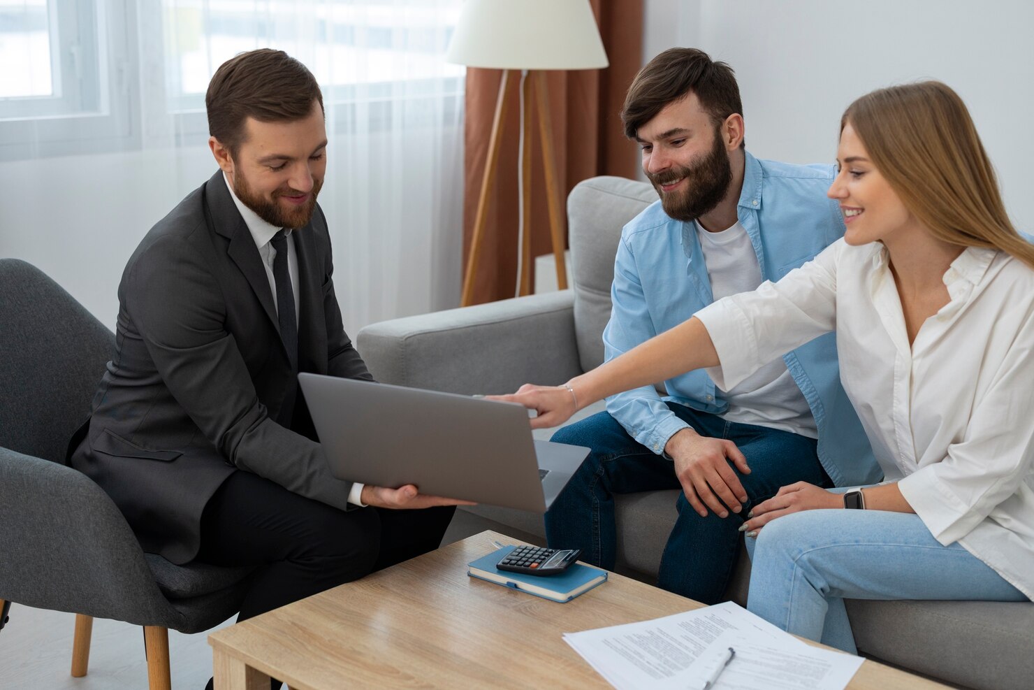agente-inmobiliario-masculino-haciendo-negocios-mostrando-casa-posible-pareja-compradora
